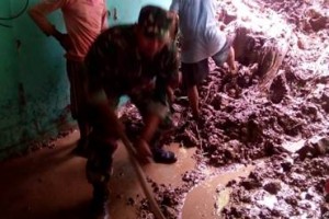 Anggota Koramil Subang bersama warga setempat saat membersihkan material longsoran.